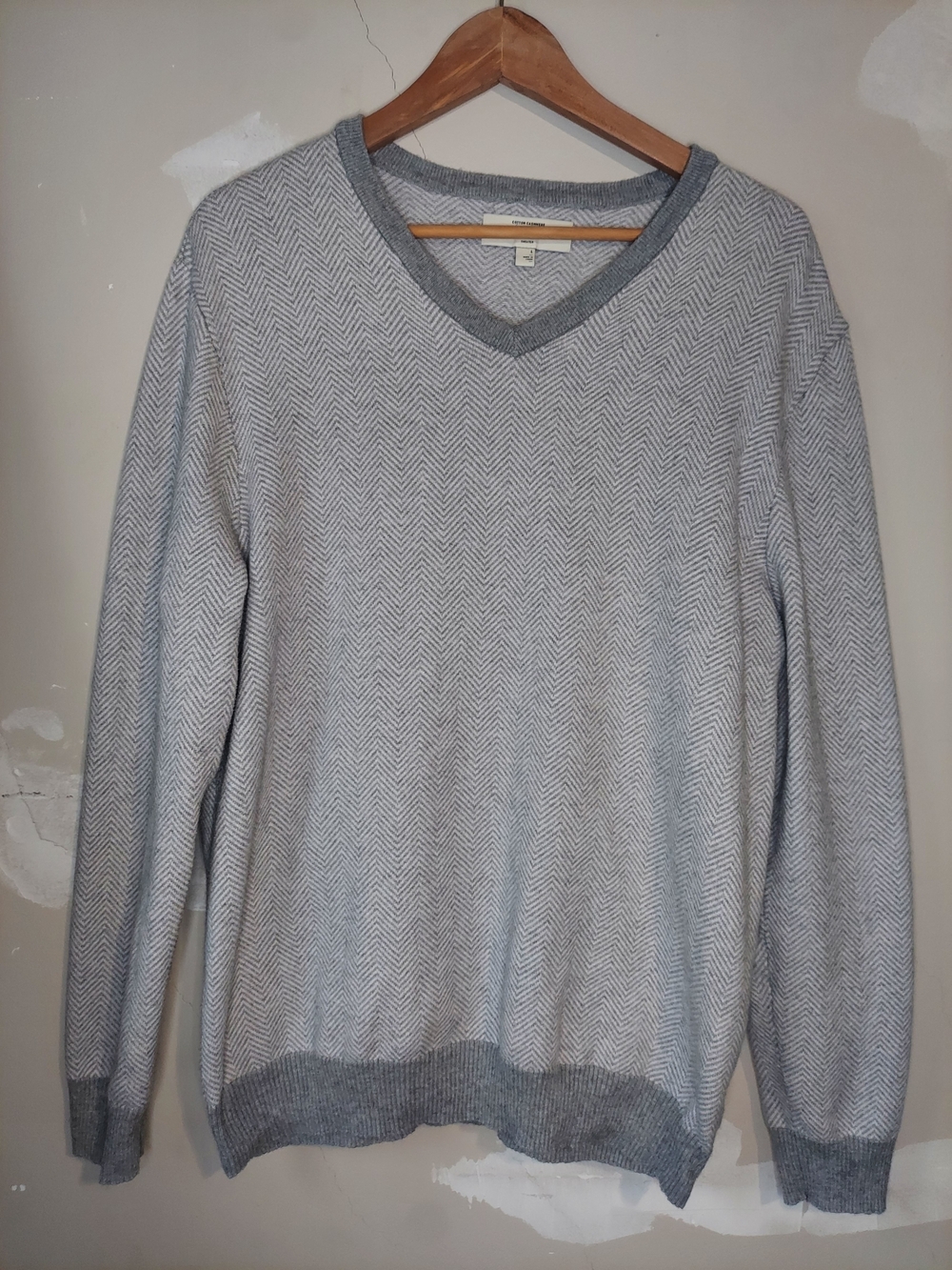 Hawker Rye Cotton Cashmere Unisex V-Neck Herringbone Sweater in Light Gray